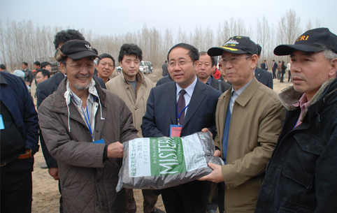 2007年4月中央統(tǒng)戰(zhàn)部副部長胡德平等領(lǐng)導在東達生態(tài)建設(shè)基地考察